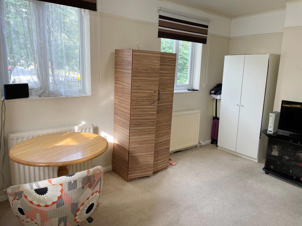 Lot: 76 - END-TERRACE HOUSE FOR INVESTMENT -